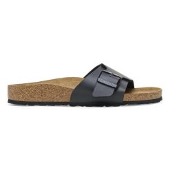 Klapki Birkenstock Catalina Bs 1026473 czarne. Czarne klapki damskie bez wzorów, z materiału, bez obcasa, bez zapięcia. Za 610.44 zł.
