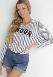 Biało-Granatowa Bluzka Oversize w Paski z Ozdobnym Napisem Vicca. Białe bluzki damskie Born2be, bez wzorów, bez kołnierzyka, bez ramiączek. Za 79.99 zł.