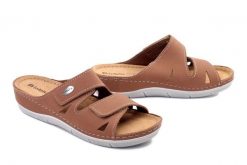 Inblu OE-01GU 021 camel, klapki damskie. Brązowe klapki damskie Inblu, bez wzorów, ze skóry, bez obcasa, na koturnie, bez zapięcia. Za 109.90 zł.