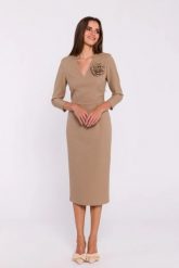 Elegancka sukienka ołówkowa z dekoltem V beżowa. Brązowe sukienki damskie Stylove, z aplikacjami, z elastanu, biznesowe, bez ramiączek. Za 449.00 zł.