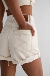 Szorty jeansowe z wysokim stanem w kolorze jasnobeżowym - VANITY BEIGE DENIM-XS. Brązowe szorty damskie Marsala, bez wzorów, z denimu, z podwyższonym stanem. Za 299.90 zł.