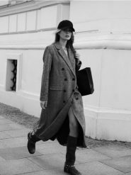 Długi dwurzędowy płaszcz - ciemnoszary. Szare płaszcze damskie Reserved, l, bez wzorów, z tkaniny, bez kaptura. W wyprzedaży za 199.99 zł.