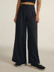 4F Spodnie z szerokimi nogawkami damskie 4F x Anna Lewandowska - czarne XL. Czarne spodnie dresowe damskie 4F, l, bez wzorów, z dresówki, z podwyższonym stanem, do biegania. Za 189.99 zł.