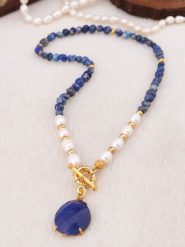 L'Atelier de Gaia Pozłacany naszyjnik z elementami ozdobnymi - dł. 50 cm rozmiar: onesize. Białe naszyjniki damskie L'Atelier de Gaia, z perłą, pozłacane. Za 126.15 zł.