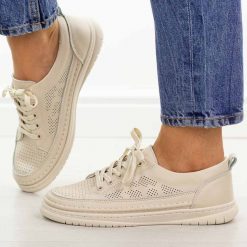 Beżowe skórzane półbuty damskie Cambell 13302. Brązowe półbuty damskie Cambell, na jesień, w ażurowe wzory, z jeansu, bez obcasa, na płaskiej podeszwie, bez zapięcia. Za 219.00 zł.