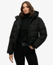 Superdry Kurtka Bomber Everest – Slim, Wodoodporna, Czarna. Czarne kurtki damskie Superdry, bez wzorów, z materiału, z kapturem. Za 627.40 zł.