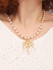 L'Atelier de Gaia Pozłacany naszyjnik z perłami - dł. 46 cm rozmiar: onesize. Białe naszyjniki damskie L'Atelier de Gaia, z perłą, pozłacane. Za 114.17 zł.