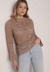 Brązowa Koronkowa Bluzka z Falbanką i Rozszerzanymi Rękawami Nelaetia. Brązowe bluzki damskie Born2be, m, bez wzorów, z koronki, eleganckie, bez kołnierzyka, bez ramiączek. Za 89.99 zł.