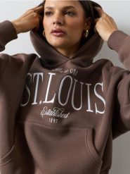 Dresowa bluza hoodie loose fit z napisem - brązowy. Brązowe bluzy damskie Sinsay, l, bez wzorów, z dresówki, bez kaptura. Za 39.99 zł.