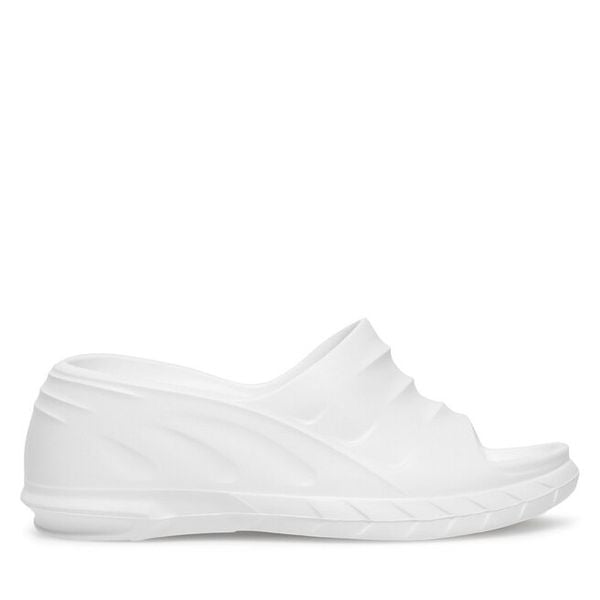 Klapki Jenny Fairy. Białe klapki damskie Jenny Fairy, bez wzorów, bez obcasa, bez zapięcia. Za 69.99 zł.