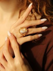 Pierres delicates Pozłacany pierścionek z masą perłową i cyrkoniami rozmiar: onesize. Białe pierścionki damskie Pierres delicates, z cyrkonią, pozłacane. Za 65.99 zł.