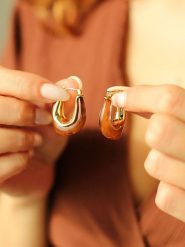 Pierres delicates Pozłacane kolczyki-kreole z agatami rozmiar: onesize. Brązowe kolczyki damskie Pierres delicates, z agatem, pozłacane. Za 79.03 zł.