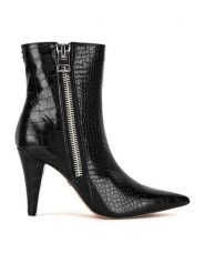 Nine West Botki BYCCC04 Czarny. Czarne botki damskie Nine West, z materiału, bez obcasa, na słupku, bez zapięcia. Za 299.99 zł.