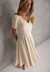 Beżowa Sukienka o Rozkloszowanym Kroju z Odpinaną Kwiatową Aplikacją Anastosa. Brązowe sukienki damskie Renee, z aplikacjami, eleganckie, bez ramiączek. Za 249.99 zł.
