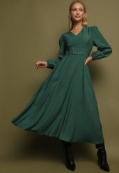 Zielona Wiskozowa Sukienka o Rozkloszowanym Kroju z Paskiem z Klamerką Arilesse. Zielone sukienki damskie Born2be, bez wzorów, z materiału, eleganckie, bez ramiączek. Za 159.99 zł.