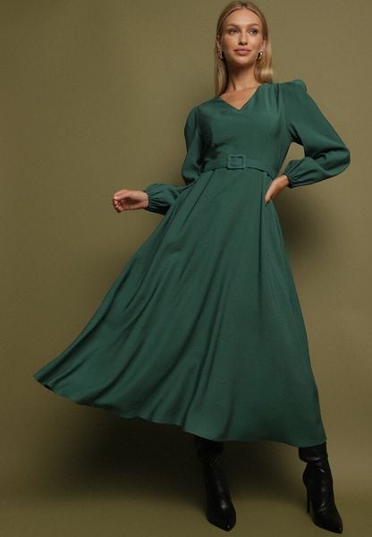 Zielona Wiskozowa Sukienka o Rozkloszowanym Kroju z Paskiem z Klamerką Arilesse. Zielone sukienki damskie Born2be, bez wzorów, z materiału, eleganckie, bez ramiączek. Za 159.99 zł.