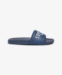 Superdry Klapki Destination Pool z poduszkowanym paskiem – Mariner Navy. Niebieskie klapki damskie Superdry, bez wzorów, z poliesteru, bez obcasa, bez zapięcia. Za 149.30 zł.