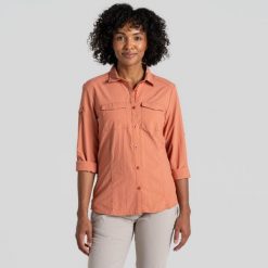 Koszula przeciw komarom damska Craghoppers NosiLife Adventure LS Shirt III. Czerwone koszule damskie Craghoppers, bez wzorów, casualowe, bez kołnierzyka, bez ramiączek. W wyprzedaży za 435.15 zł.