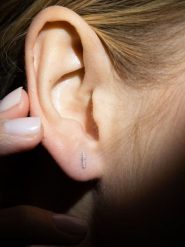 DIAMANTA Złote kolczyki-wkrętki "Precious Barrette" z diamentami rozmiar: onesize. Szare kolczyki damskie DIAMANTA, z diamentem, złote. Za 717.99 zł.