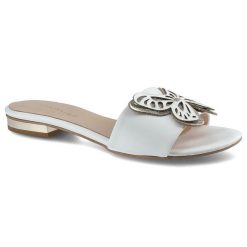 Klapki damskie Damiss, naturalna skóra licowa w białym kolorze z szerokim paskiem zdobionym ażurową metalową aplikacją oraz niską płaską podeszwą z d. Białe klapki damskie DAMISS, z aplikacjami, ze skóry, bez obcasa, na płaskiej podeszwie, bez zapięcia. Za 209.00 zł.