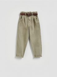 Jeansy paperbag z paskiem - zielony. Zielone jeansy damskie Reserved. Za 149.99 zł.