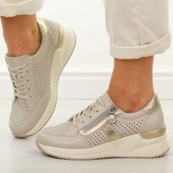 Beżowe skórzane ażurowe półbuty damskie Vinceza 95403. Brązowe półbuty damskie VINCEZA, na lato, w ażurowe wzory, z jeansu, z okrągłym noskiem, bez obcasa, na koturnie, bez zapięcia. W wyprzedaży za 215.10 zł.