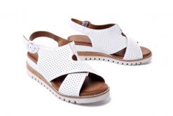 ARTIKER RELAKS 50C0846 biały, sandały damskie. Białe sandały damskie Artiker Relaks, bez wzorów, z gumy, bez obcasa, na koturnie, bez zapięcia. Za 152.94 zł.