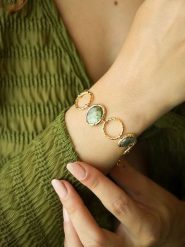 L'Atelier de Gaia Pozłacana bransoletka z elementami ozdobnymi rozmiar: onesize. Szare bransoletki damskie L'Atelier de Gaia, pozłacane. Za 78.84 zł.