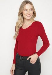 Bordowy Dopasowany Sweter z Prążkowanej Dzianiny z Bawełną z Dekoltem w Serek Tesma. Czerwone swetry klasyczne damskie Born2be, uniwersalny, z bawełny, bez kołnierzyka. Za 49.99 zł.
