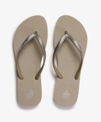 Superdry Klapki Core Metallic z gumowym paskiem i podeszwą z recyklingowanej. Brązowe klapki damskie Superdry, bez wzorów, z gumy, bez obcasa, bez zapięcia. Za 77.50 zł.