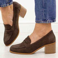 D.Brązowe mokasyny damskie na obcasie M.Daszyński 2201D-3A. Brązowe mokasyny damskie M.Daszyński, na jesień, ze skóry, z okrągłym noskiem, bez obcasa. Za 169.00 zł.