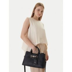 Torebka Guess. Czarne kuferki damskie Guess, bez dodatków. Za 411.99 zł.