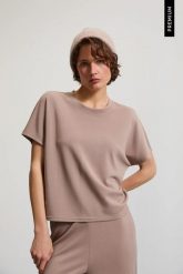 Bluza z krótkimi rękawami beżowa. Brązowe bluzy damskie MOODO, l, bez wzorów, z elastanu, bez kaptura. Za 89.99 zł.