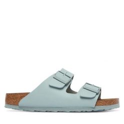 Klapki Birkenstock. Zielone klapki damskie Birkenstock, bez wzorów, bez obcasa, bez zapięcia. Za 359.99 zł.