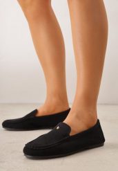 Czarne Mokasyny VICES ze Skórzaną Wkładką i Metalową Ozdobą Aquilin. Czarne mokasyny damskie Born2be, z materiału, z okrągłym noskiem, bez obcasa. Za 89.99 zł.