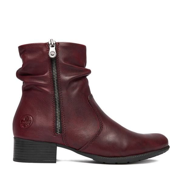 Botki Rieker. Czerwone botki damskie Rieker, bez obcasa, na płaskiej podeszwie, bez zapięcia. Za 289.99 zł.