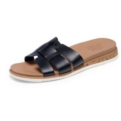 Klapki damskie Skechers 114707BLK. Niebieskie klapki damskie Skechers, bez wzorów, z materiału, bez obcasa, bez zapięcia. Za 275.00 zł.
