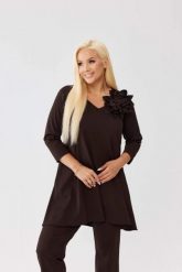 Asymetryczna czekoladowa tunika Florina z wydłużonym tyłem i odpinanym kwiatem PLUS SIZE XXL OVERSIZE JESIEŃ. Brązowe tuniki damskie Moda Size Plus Iwanek, do pracy, na jesień, l, bez wzorów, z nylonu, biznesowe, z asymetrycznym kołnierzem, bez ramiączek. Za 229.90 zł.