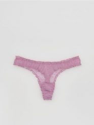 Siateczkowe majtki typu stringi - fioletowy. Fioletowe stringi Reserved, bez wzorów. Za 19.99 zł.