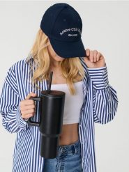 Czapka z daszkiem - granatowy. Niebieskie czapki z daszkiem damskie Sinsay, bez wzorów. W wyprzedaży za 5.99 zł.