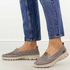 Fango ażurowe skórzane półbuty damskie Jezzi 9802. Brązowe półbuty damskie Jezzi, na lato, w ażurowe wzory, z jeansu, bez obcasa, na płaskiej podeszwie, bez zapięcia. Za 189.00 zł.