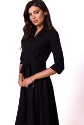 Rozkloszowana sukienka kopertowa z wiązaniem w pasie czarna. Czarne sukienki damskie Bewear, bez wzorów, biznesowe, bez ramiączek. Za 389.00 zł.