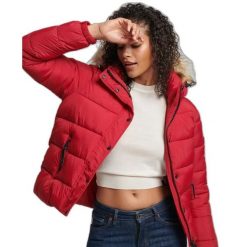 Damska krótka kurtka z kapturem Superdry. Czerwone kurtki damskie Superdry, xs, bez wzorów, z nylonu, z kapturem. Za 552.95 zł.