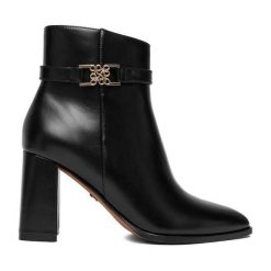 Botki Nine West. Czarne botki damskie Nine West, bez obcasa, na słupku, bez zapięcia. Za 279.99 zł.