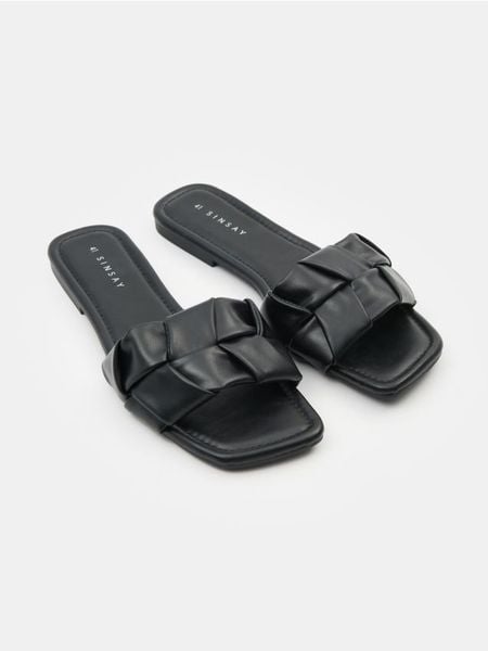 Klapki z ozdobnymi przeszyciami - czarny. Czarne klapki damskie Sinsay, bez wzorów, bez obcasa, bez zapięcia. W wyprzedaży za 15.99 zł.