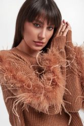 Sweter damski z piórami TWINSET. Swetry klasyczne damskie Twinset Milano, m, bez kołnierzyka. W wyprzedaży za 1,007.37 zł.