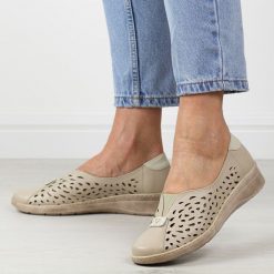 Beżowe skórzane ażurowe Polskie półbuty damskie Gregors 1035. Brązowe półbuty damskie GREGORS, na lato, w ażurowe wzory, ze skóry, z okrągłym noskiem, bez obcasa, bez zapięcia. Za 379.00 zł.