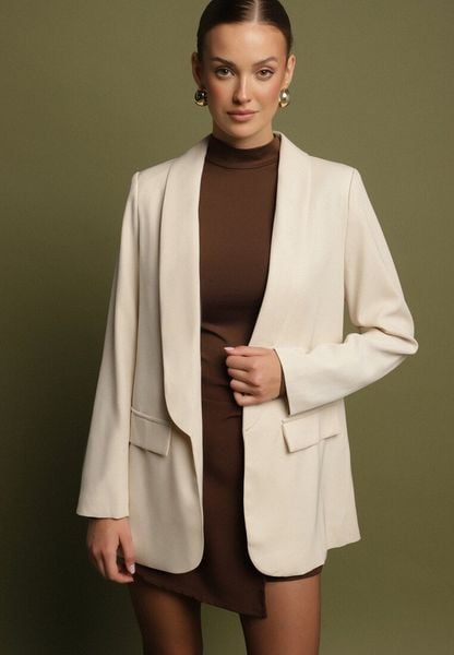 Beżowa Marynarka o Pudełkowym Kroju z Ozdobnymi Klapami Clawira. Brązowe marynarki i żakiety damskie Born2be, l, bez wzorów, z jeansu, biznesowe. Za 109.99 zł.