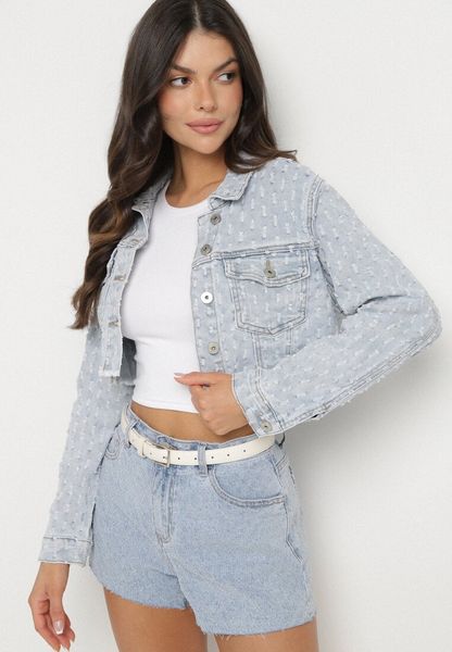 Jasnoniebieska Kurtka Jeansowa o Krótkim Kroju Zdobiona Przetarciami Zaritia. Niebieskie kurtki damskie Born2be, l, z aplikacjami, z jeansu, bez kaptura. Za 139.99 zł.