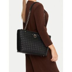 Torebka Guess. Czarne torebki klasyczne damskie Guess, bez dodatków. Za 360.99 zł.